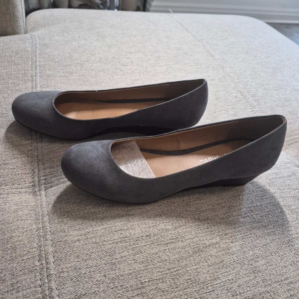 CL by Laundry Womens Grey Faux Suede Low Wedge Pumps Round Toe Shoes Size 9